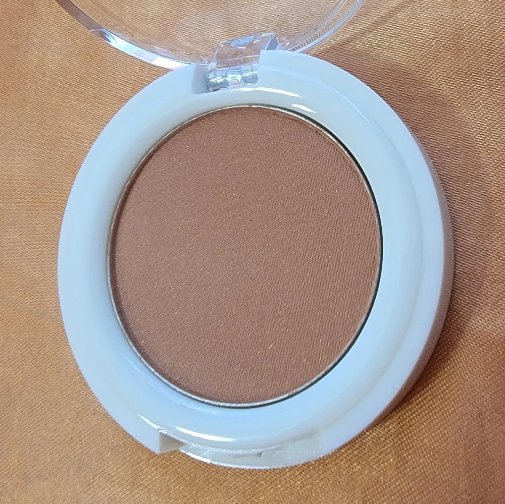 NIB Give Them Lala Bronze Powder IBIZA